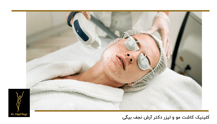 یک خانم در حال از بین بردن جوش های صورت با لیزر