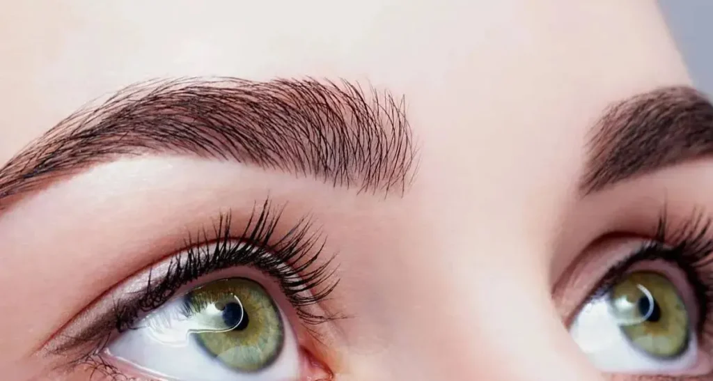 کاشت ابرو پهن دخترانه با نتایج طبیعی؛ بررسی روش ها و تکنیک ها