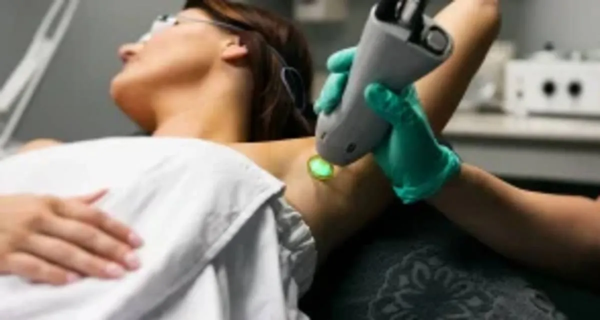 آیا لیزر موهای زائد برای افراد دارای موی ضخیم و تیره مؤثرتر است؟