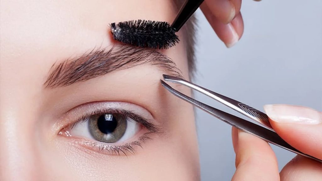 آیا امکان مدل دادن به ابروهای کاشته‌شده وجود دارد؟