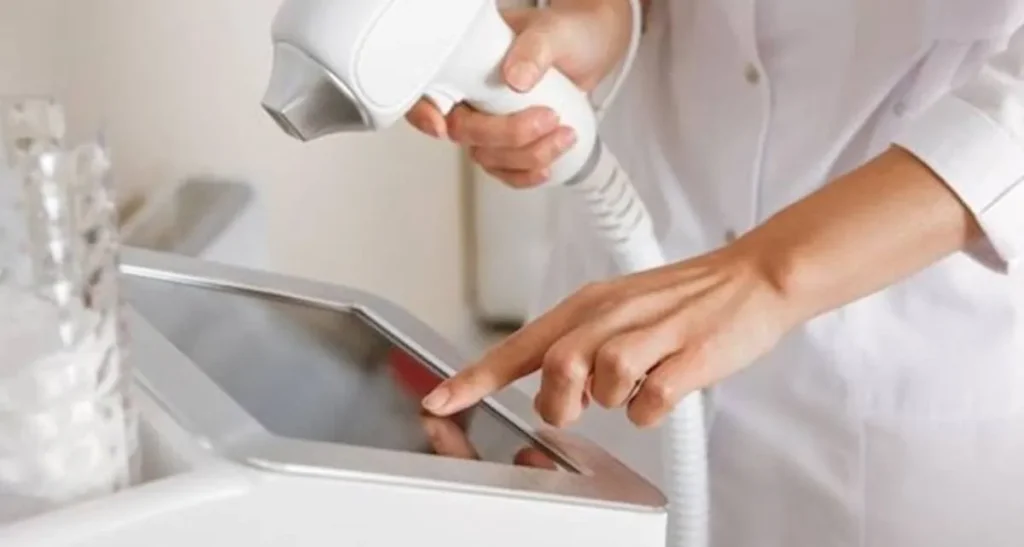 آیا لیزر موهای سفید یا بور را از بین می برد