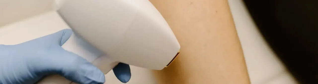 لیزر موهای زائد ران‌ها: راهی مؤثر برای داشتن پوستی نرم و صاف