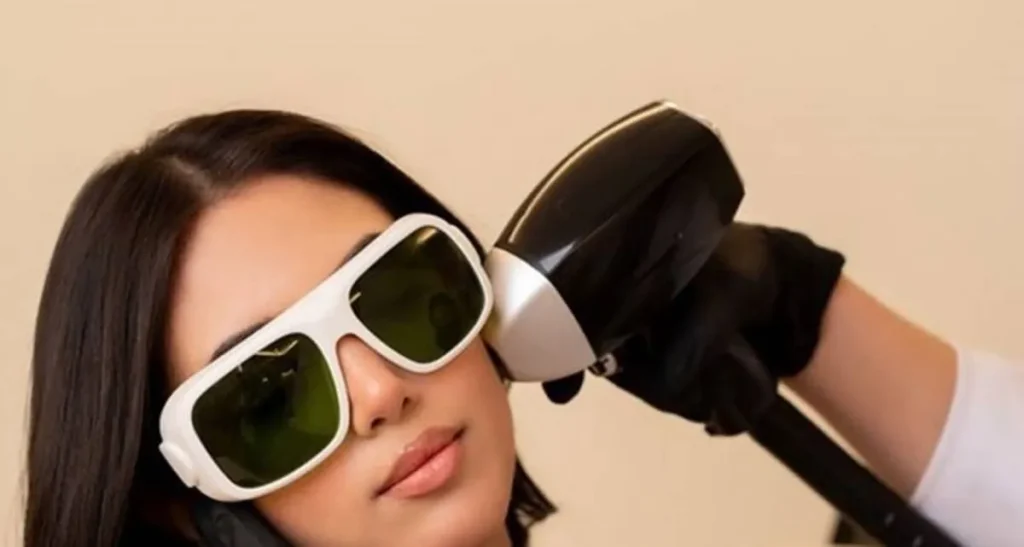 آیا لیزر موهای زائد در صورت دردناک است؟