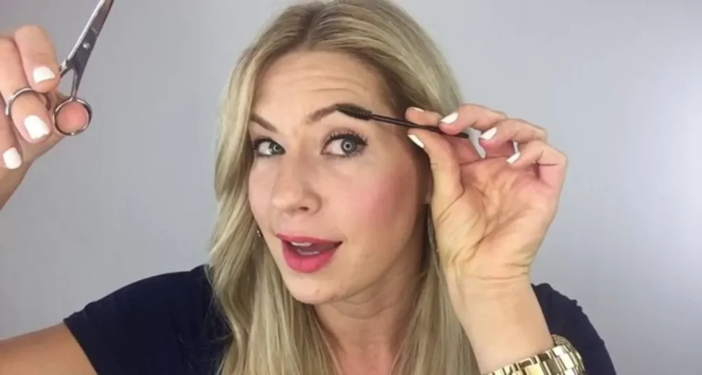 چند روز بعد از کاشت ابرو می توان قیچی کرد