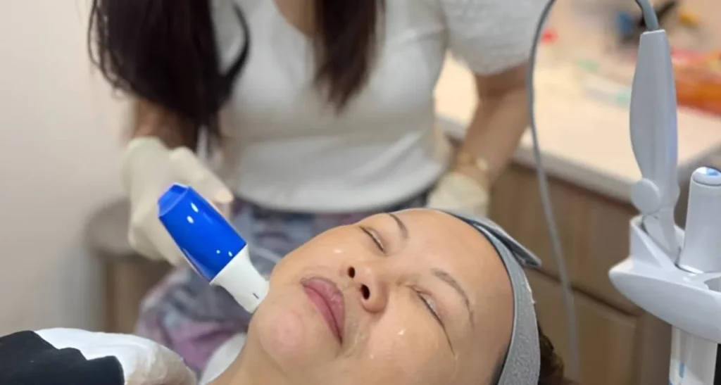 غبغب چگونه شکل می‌گیرد و چه عواملی در ایجاد آن نقش دارند؟